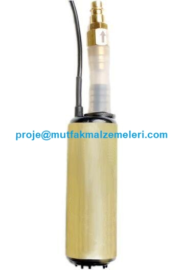 12 Volt espresso kahve makinesi su pompası. Görselde ürünün kompakt yapısı, su giriş-çıkış bağlantıları ve geri kaçışı önleyen özel çek valf mekanizması ile profesyonel teknik detayları net bir şekilde sergilenmektedir.