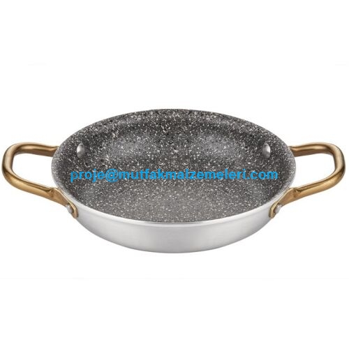 16 cm ölçüsündeki granit sahan, 3 mm alüminyum gövde ve 0,54 litre kapasiteye sahiptir. Gri granit 2 kat yüzeyi, pirinç kulpu, AG2 alaşım perçini ve düz tabanı ile küçük porsiyon yemek ve kahvaltılık hazırlıkları için uygundur.
