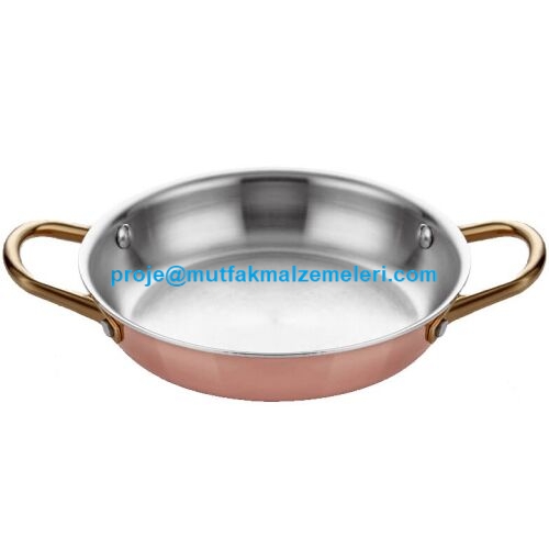 Geleneksel bakır şıklığı ve 304 paslanmaz çelik hijyeni bir arada! 22 cm çapında 1.05 lt kapasiteli 3 katmanlı Tri-Ply bakır yumurta sahanı. Pirinç kulpları ve düz tabanıyla hem ev hem restoran mutfaklarına özel. Hemen sepetinize ekleyerek satın alın.