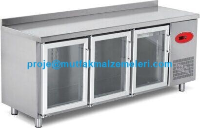 1500x700x850 mm ölçülerinde, yuvarlanmış üst tabla önü tasarımıyla konforlu kullanım sunan 95 kg ağırlığında camlı tezgah buzdolabı. Otomatik defrost su buharlaştırma, 45 derecede kendiliğinden kapanan kapılar. proje@mutfakmalzemeleri.com.