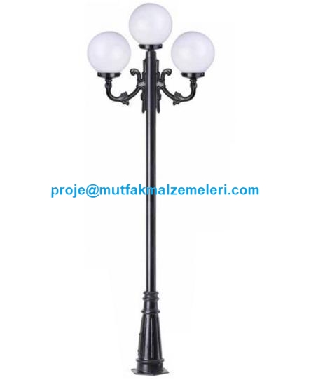 270 cm boyundaki 3 lambalı bahçe direği, siyah demir direk ve beyaz polietilen gloplara sahiptir. E27 duyları bulunan ürün; bahçe, park, site, yürüyüş yolu, villa ve peyzaj alanlarında dekoratif dış mekân aydınlatması için kullanılabilir.