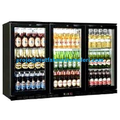 130 cm genişliğinde, siyah gövdeli, 3 adet çift camlı kilitlenebilir kapıya sahip dikey/tezgah altı şişe soğutucu. İç LED aydınlatmalı, dijital termostatlı ve krom kaplama raflı profesyonel içecek teşhir dolabı.