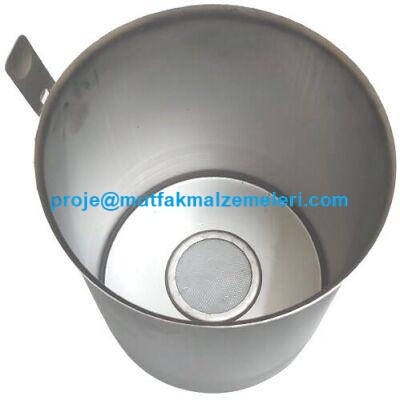 Remta 400 bardaklık (36 L) R16 çay makineleriyle tam uyumlu; üst çapı 16.5 cm, alt çapı 15.5 cm, yüksekliği 19 cm olan, tutma kulaklı tam paslanmaz krom nikel çelikten üretilmiş dayanıklı çay demi süzgeci ve eleği yedek parçasıdır.
