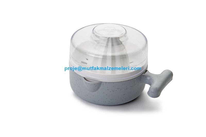 Taze portakal suyunu hızlıca hazırlayın! Bu pratik plastik sıkacak hafif ve kullanımı kolaydır. Kahvaltılarınız ve içecekleriniz için ideal. Temizlemesi de çok basit!