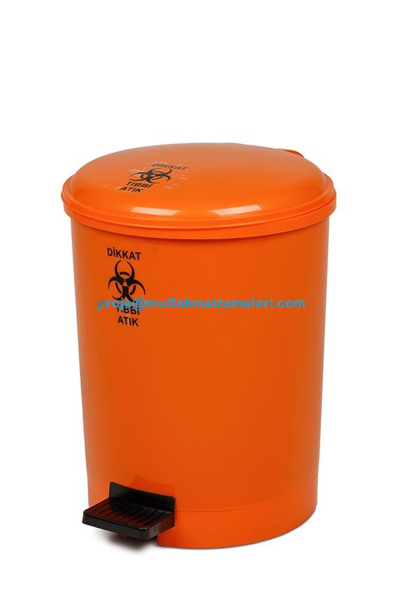 40 litre kapasiteli pedallı tıbbi atık kovası, temassız hijyenik kullanım sağlar.