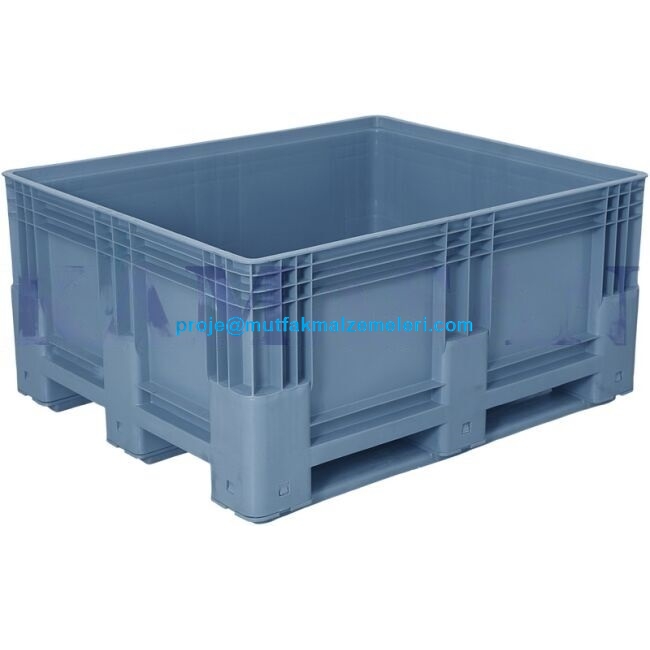RAL7046 gri renkli, 100x120 cm dış ölçülerinde, altı ve yanları tamamen kapalı pabuçlu ağır yük taşıyıcı kasa görseli. Forklift çatalları için optimize edilmiş 3 pabuçlu (skid) taban yapısı ve yüksek mukavemetli endüstriyel plastik gövde.