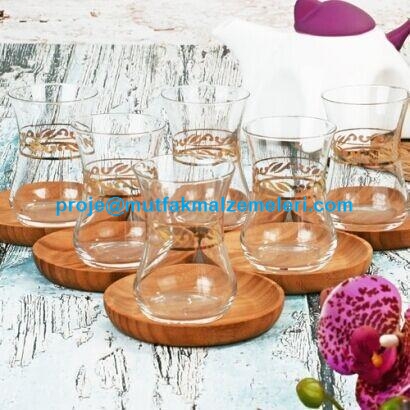 1. sınıf bambu malzemeden üretilen ahşap çay tabağı takımı, 1,5 cm kalınlığı ile ısıya ve darbelere karşı son derece dayanıklıdır. Şık ve minimalist tasarımıyla her türlü çay bardağı modeline uyum sağlar. Hijyenik, kolay temizlenebilir ve uzun ömürlüdür.