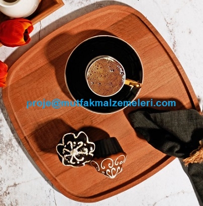 Şık ve dayanıklı 33,5x33,5x1,6 cm ahşap kare servis tabağı. Kafe, otel ve restoranlarda pizza, burger, steak, kahvaltı ve meze sunumlarına doğal bir dokunuş katar. Leke tutmaz yapısıyla hijyenik, uzun ömürlü ve estetik sunum çözümü sunar.