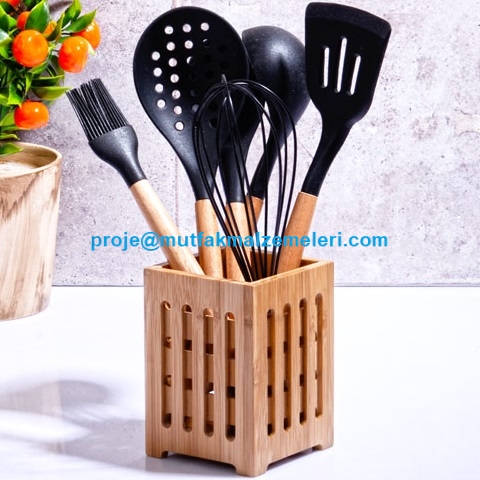 7 parçadan oluşan bambu servis seti, bambu ahşap saplı ve siyah ağızlı servis gereçlerinden oluşur. Şık görünümü ve kullanışlı yapısıyla yemek hazırlama ve servis sırasında mutfaklara pratiklik kazandırır.