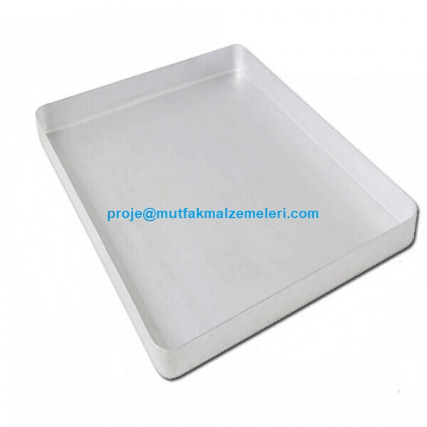 20x30x3,5 cm ölçülerinde, profesyonel kullanım için üretilmiş yüksek kaliteli alüminyum baklava tepsisi. Görselde ürünün pürüzsüz yüzey yapısı, derinliği ve endüstriyel mutfak standartlarına uygun sağlam tasarımı net bir şekilde görülmektedir.