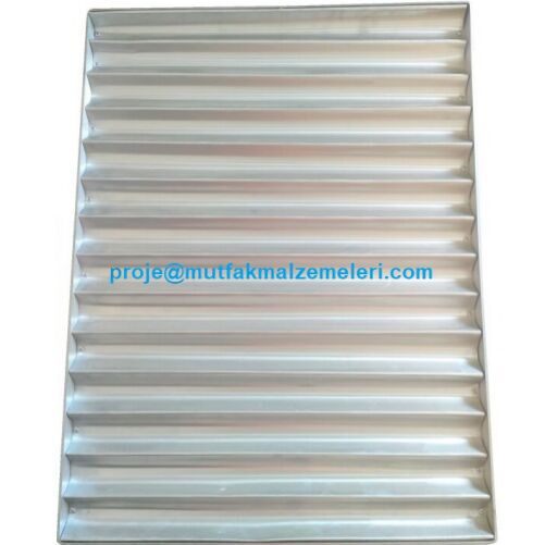 80x100 cm ölçülerinde, 2 mm kaliteli düz alüminyum saçtan üretilmiş 11 enine kanallı baget tavasıdır. Dönerli fırın sistemleriyle uyumlu gövdesi ve enine oluklu yapısı sayesinde baston ekmeklerin fırında eşit pişmesini sağlar.