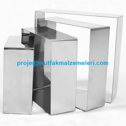 Pastane ve ev kullanımına uygun 12,5x12,5 cm taban alanına ve 7 cm yüksekliğe sahip kare pasta çemberi; düzgün fırınlama, eşit ısı dağılımı ve pürüzsüz pandispanyalar elde etmek için tasarlanmıştır.