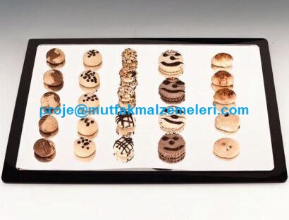 Şık ve dayanıklı aynalı yüzeye sahip, 50x67 cm boyutlarında dekoratif aynalı kurabiye servis ve sunum standı modeli. Davet ve organizasyonlar için lüks görünümlü ikram standı.