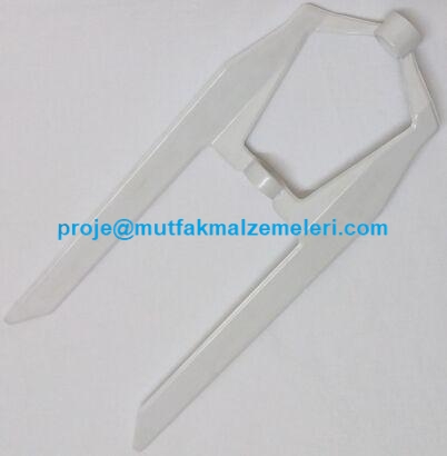 Uğur 20 litrelik ayran soğutma makineleriyle uyumlu; gıdaya ve ayranın asidik etkisine dayanıklı kaliteli beyaz plastik malzemeden üretilmiş, 34 cm boyunda, homojen köpüklü ayran kıvamı sağlayan çırpma çalkalama pervanesidir.