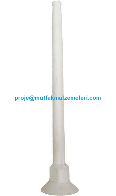 Uğur ayran soğutma makineleri için üretilmiş, pürüzsüz yüzeyli, silindirik boru formunda, alt ve üst kısımlarında geçme tırnak yuvaları bulunan beyaz renkli sert ABS plastik evaporatör uzatma parçasının beyaz arka planda dikey ürün çekimi.