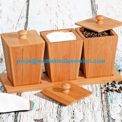 30,5x11x15 cm ölçülerindeki bambu baharatlık seti; mutfak, restoran, kafe ve masa üzerinde baharatların düzenli şekilde bulundurulması için kullanılır. Doğal ahşap görünümü sayesinde sunum alanlarına sıcak ve dekoratif bir görünüm kazandırır.