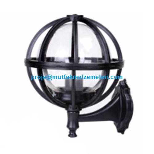 Siyah renkli dayanıklı ABS plastik gövdeye ve şeffaf akrilik glopa sahip modern bahçe duvarı apliği. 28 cm genişlik, 35 cm yükseklik, E27 duy özelliği ile dış mekan duvar montajına uygun, şık ve uzun ömürlü bahçe aydınlatma armatürü.