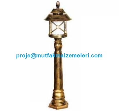 Bahçe ışıklandırma armatürü 27x100 cm ölçüsüyle bahçe, park, site, otel, restoran ve peyzaj alanlarında kullanılabilir. Dekoratif görünümü sayesinde açık alanlara estetik bir aydınlatma çözümü sunar.