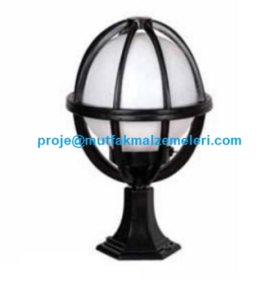 Bahçe duvarları ve duvar üstlerinde kullanılabilen 30x53 cm bahçe ışıklandırma feneri, E27 duy girişi sayesinde uygun ampullerle kullanılabilir. Dekoratif tasarımıyla site, apartman ve evlerin dış mekan aydınlatmasına şık bir görünüm katar.