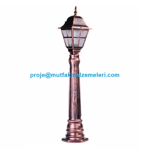 Kaliteli ABS plastik ve polikarbon ham maddeden üretilen 18x100 cm boyutlarındaki bakır renkli ışık direği, buzlu camı ile göz yormayan yumuşak bir ışık dağılımı sağlar. E27 duy yapısı sayesinde her türlü tasarruflu ve LED ampul kullanımı için uygundur.