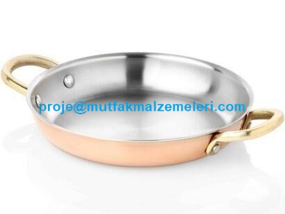 Multi-Metal Bakır Sahan; bakırın ısı iletimini, alüminyumun ısı dağılımını ve 304 paslanmaz çeliğin kullanım avantajlarını bir araya getirir. Pirinç kulplu tasarımıyla kahvaltılık, yumurta, et ve sebze tariflerinde kullanılabilir.