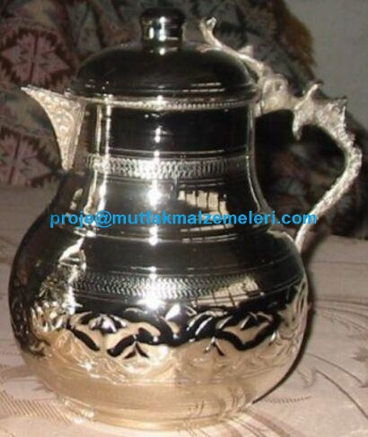 Kebapçılar ve restoranlar için özel üretilen 2.2 litre hacmindeki bakır sürahi, bakır el sanatının en seçkin örneklerindendir. İçi geleneksel yöntemlerle kalaylanmış olup su, ayran veya şerbet dağıtımında güvenle kullanılır; dekoratif bir süs eşyasıdır.