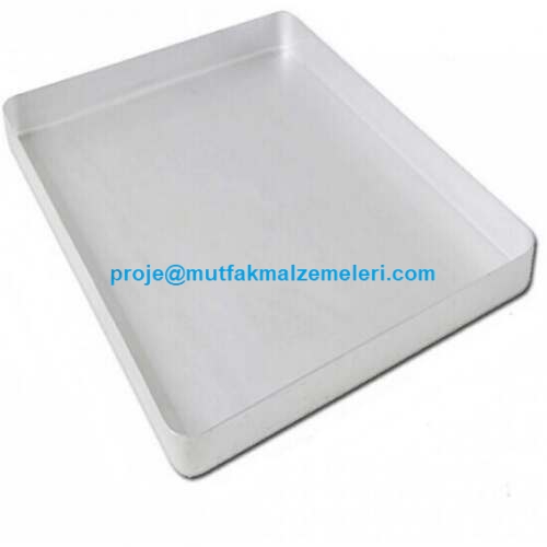 35x45 cm boyutlarında, 4 cm kenar yüksekliğine sahip, parlak yüzeyli ve 1000 gram ağırlığında profesyonel tip alüminyum baklava tepsisi. Isıyı hızlı ve homojen dağıtan, baklava, börek ve tatlı pişirimine uygun endüstriyel fırın tepsisi tasarımı.