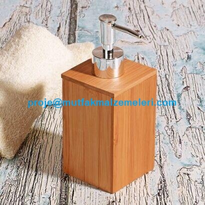 Endüstriyel kalite standartlarında üretilen bambu sıvı sabunluk, neme dayanıklı yapısı ve 7x7x11 cm ideal boyutlarıyla hem ev hem de butik otel kullanımı için uygundur. Orijinal tasarımı sayesinde sıvı sabun kullanımını pratik ve estetik bir hale getirir