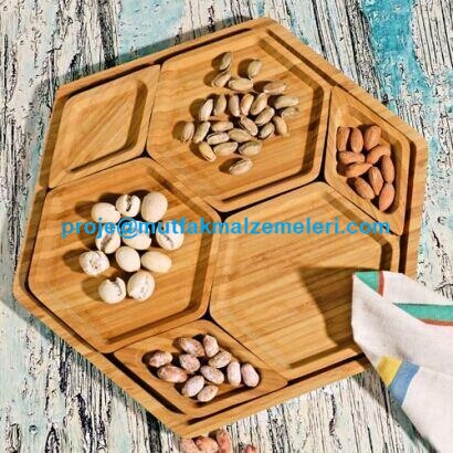 35,5x35,5x2,8 cm ölçülerindeki büyük bambu çerezlik; fındık, ceviz, badem, kuruyemiş ve atıştırmalıkların servisinde kullanılabilir. Doğal bambu görünümüyle kafe, restoran, otel ve ev sunumlarına sıcak ve şık bir görünüm kazandırır.