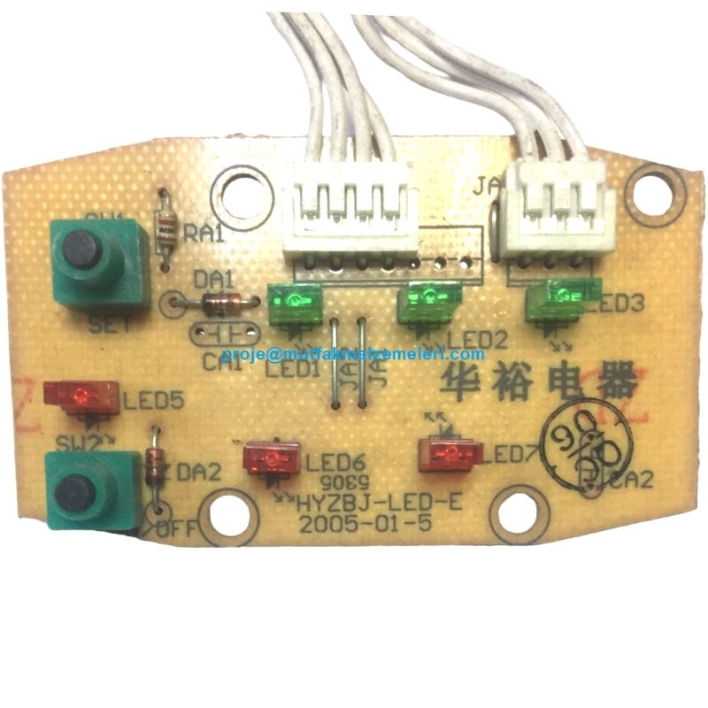 Buz makinesi elektronik kontrol kartı; üzerinde işlemci, röleler, bağlantı pinleri ve sigorta yuvalarının bulunduğu, devre yolları net olan yüksek kaliteli yeşil/mavi baskılı devre kartı.