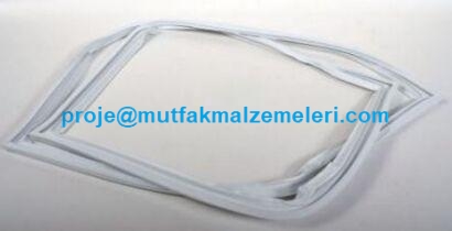 57x154 cm boyutlarında kendinden mıknatıslı ve geçmeli buzdolabı kapak lastiği. Coldmasters CMV325E şişe soğutucular ve uyumlu dolaplar için kaliteli yan sanayi üründür. Soğuk hava kaçaklarını keserek kompresör ömrünü uzatır ve enerji tasarrufu sağlar.