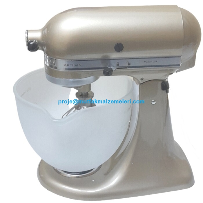Metal gövdesiyle dayanıklılığı garanti eden KitchenAid buzlu cam kaseli mikser, 12 yumurta akını aynı anda çırpma kapasitesine sahiptir. Dişli çark sistemiyle enerji tasarrufu sağlayan sessiz motoru, en sert hamurlarda bile kayma yapmadan yüksek performa
