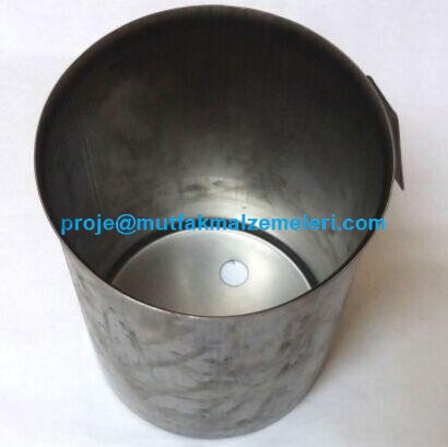 Remta R13 (12 litrelik) ve R14 (15 litrelik) 120-160 bardaklık çay makineleriyle tam uyumlu; 15 cm çapında, 19 cm yüksekliğinde, askı kancalı ve musluk dirsek delikli, gıdaya uygun paslanmaz çelikten üretilmiş dayanıklı iç demleme haznesidir.