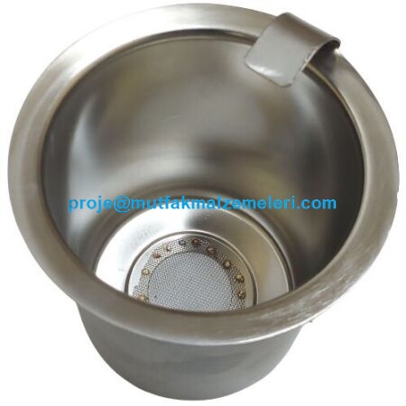 Baysan EC1040 ve EC1060 model 40-60 bardaklık çay makineleriyle tam uyumlu; üst çapı 13 cm, alt çapı 10 cm, yüksekliği 13 cm olan, krom tutma kulaklı ve gıdaya uygun paslanmaz elek telli dayanıklı çay çöpünü süzme filtresi yedek parçasıdır.