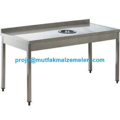 1400x600x850 mm ölçülerinde, paslanmaz çelik gövdeli, ortasında siyah renkli yumuşak çöp sıyırma lastiği bulunan, yüksekliği ayarlanabilir rotil ayaklı endüstriyel bulaşıkhane tipi çöp sıyırma tezgahı.