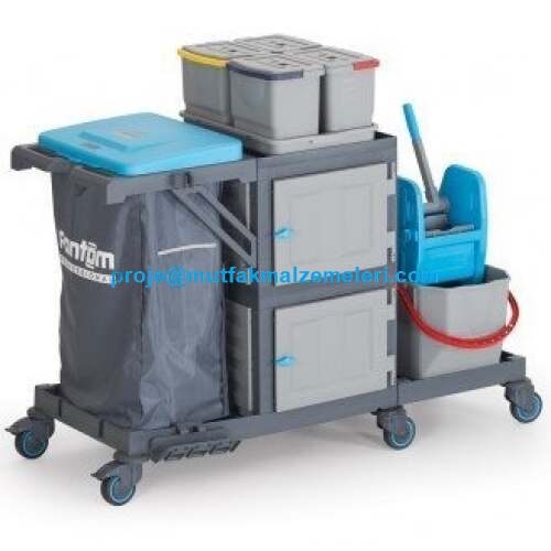 62x143x121 cm ölçülerindeki temizlik arabası, 4 adet 6 litre kapaklı kovası ve 2 raf bölmesiyle servis kolaylığı sağlar. Görev çizelgeli çöp kapağı ve renk etiketi bölümüyle uluslararası hijyen standartlarında denetim ve sınıflandırma imkanı sunar.