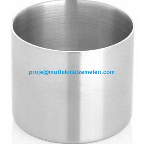 Endüstriyel kalitede imal edilen kafe tipi çubuk şeker kabı; 6 cm ideal derinliği sayesinde paketli şeker, tatlandırıcı ve karıştırıcıların derli toplu durmasını sağlar. Paslanmaz sağlam gövdesi ve estetik yapısıyla işletmeler için mükemmel seçimdir.