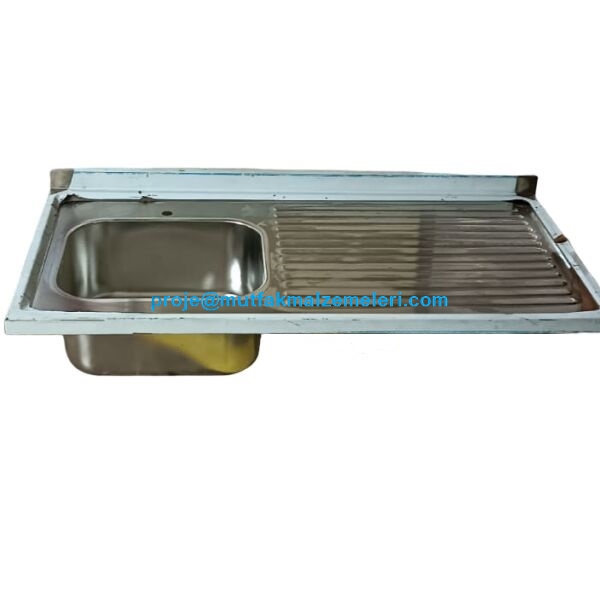 Tek hazneli, geniş damlalıklı süzülme alanına sahip, 70x27x140 cm ölçülerinde paslanmaz çelik endüstriyel tezgah üstü evye modeli görseli. Hazır tezgaha oturtarak kullanabilirsiniz