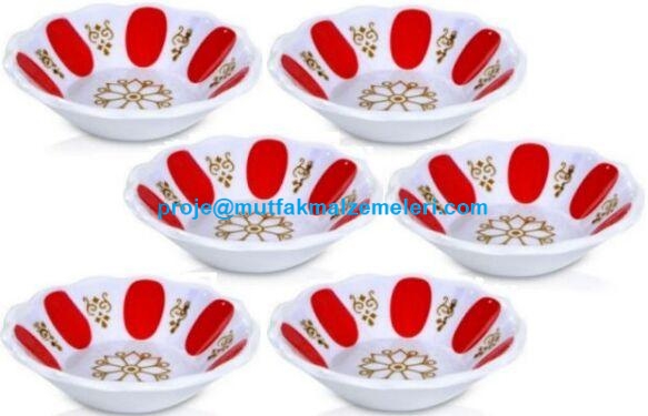 Kahveci tipi 6lı melamin çay tabağı takımı; 11 cm çapı ve 2,5 cm yüksekliğiyle profesyonel çay servisleri için tasarlanmıştır. Kırmızı-beyaz renkli model, dayanıklı thermoset yapısıyla kahvehane ve çay bahçelerinde kullanıma uygundur.