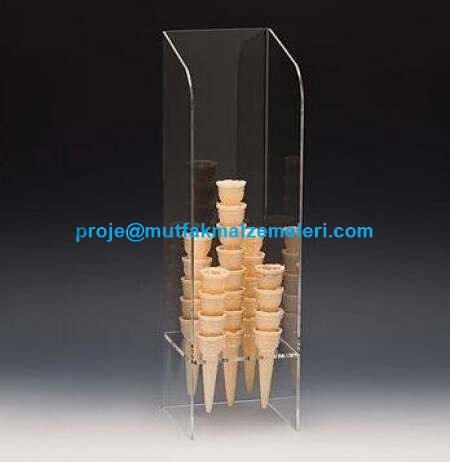 ZCP 595 model, 14x14 cm taban ölçüsüne sahip, 49 cm yüksekliğinde şeffaf pleksiglas dondurma külahlığı standı. Açık büfe ve dondurmacılar için tasarlanmış, hijyenik ve dayanıklı pleksi külah tutucu aksesuar.