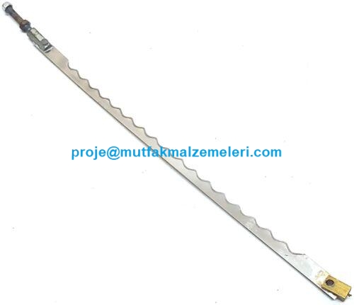İmalatçısı Tamir bakım onarım teknik servisimiz de var.ekmek dilimleme makinesi çelik bıçağı. 26 cm pim mesafeli, bir ucunda germe cıvatası diğer ucunda sarı takozu bulunan testere dişli yaylık çelik bıçak.Endüstriyel ekmek kesme makinesi yedek parçası