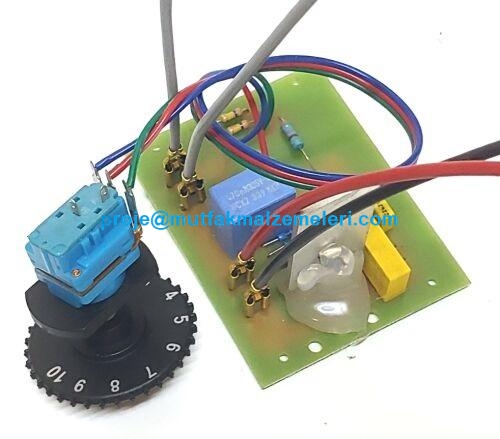 Süper Mikser SM-142 el blenderi için elektronik hız ayar kartı, kademeli potansiyometre ayar düğmesi ve bağlantı kabloları. Motor devrini sabitleyerek kararlı çalışma sağlayan üst yüzey elektronik bileşen dizilimi görünümü.