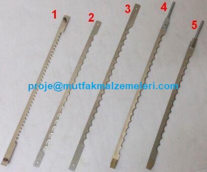 Pimler arası 25.5 cm olan, görseldeki 4 numaralı cıvatalı ekmek dilimleme makinesi bıçağıdır. Üst bağlantı cıvatası ve alt sarı gerdirme takozu montajlı yapısıyla makinede ideal gerginlik sağlayıp ekmekleri ezmeden keser.
