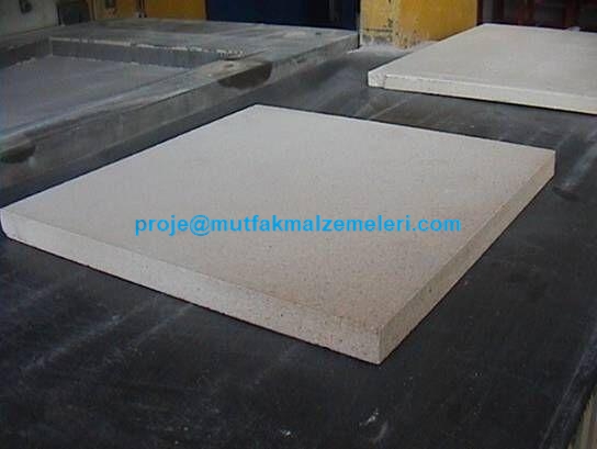 Türkiye nin her yerine teslimat! 61x62 cm profesyonel fırın taban taşı. Isıyı hapseden ve hamuru tam kıvamında pişiren özel fırın toprağı. Orijinal pizza ve lahmacun fırını yedek parçası.