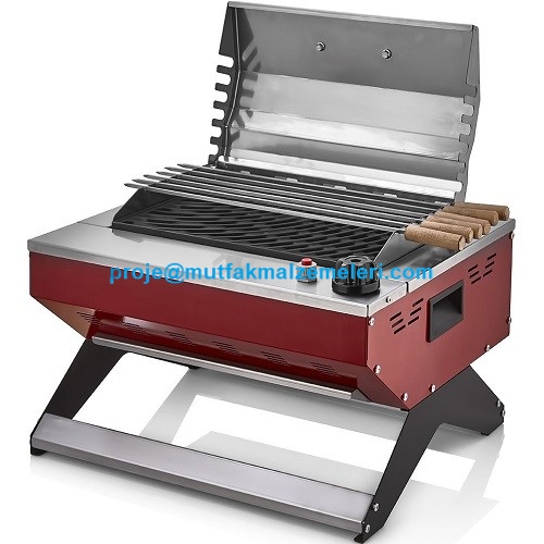515x425x355 mm ölçülerinde 8,5 kg ağırlığındaki profesyonel gazlı barbekü, otomatik çakmak ve termostat özelliğine sahiptir. Paslanmaz ayak ve kapak yapısıyla marin şartlarına dayanıklıdır. 2 yıl garanti ve 10 yıl yedek parça desteğiyle sunulur.