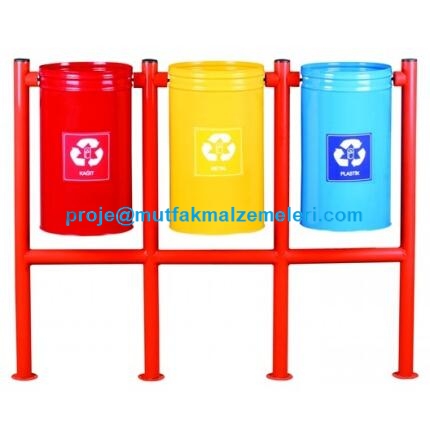 Yan yana dizilmiş üç adet silindirik metal kovadan oluşan, H tipi ayaklı geri dönüşüm seti. Mavi, sarı ve yeşil renk seçenekleriyle kağıt, metal ve plastik atık ayrıştırma ünitesi. Park ve bahçeler için dayanıklı, dış mekan tipi geri dönüşüm çöp kovası.