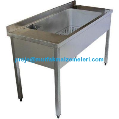 1200x700x850 mm ölçülerinde paslanmaz çelik havuzlu sebze meyve basma tezgahı. 29 kg ağırlığındadır. 960x510x300 mm ölçülerindeki derin yıkama havuzu su taşma tertibatlıdır. Arkası sırtlı ve ayarlanabilir rotil ayaklı yapısıyla hijyenik kullanım sunar.