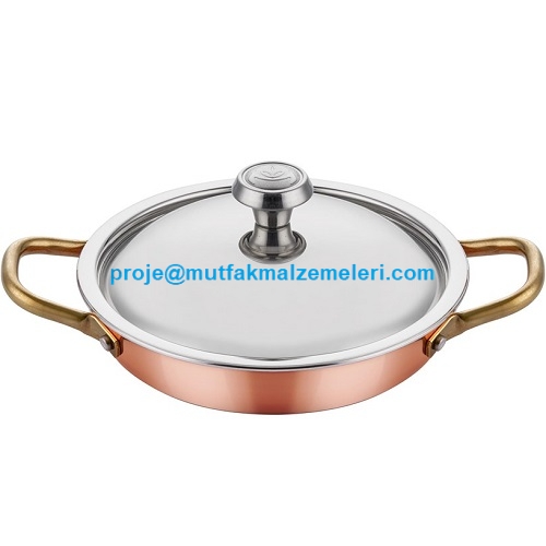12 cm kapaklı bakır sahan, 2 mm kalınlığında ve 3 katmanlı gövde yapısına sahiptir. Pirinç kulp, düz taban ve paslanmaz çelik kapakla sunulan ürün; restoran, kafe, otel ve ev mutfaklarında porsiyonluk hazırlama ve sunumlarda kullanılabilir.