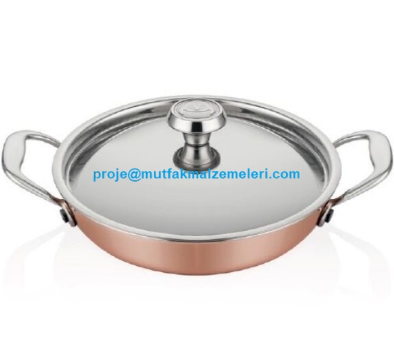 22 cm çapında ve 3.5 cm yüksekliğindeki Elit Multi Metal bakır sahan, özel kapak tasarımıyla ısıyı hapseder. 1.05 litrelik hacmiyle sahanda yumurtadan yöresel sıcak yemeklere kadar geniş bir kullanım alanı sunar. Profesyonel mutfak standartlarındadır.
