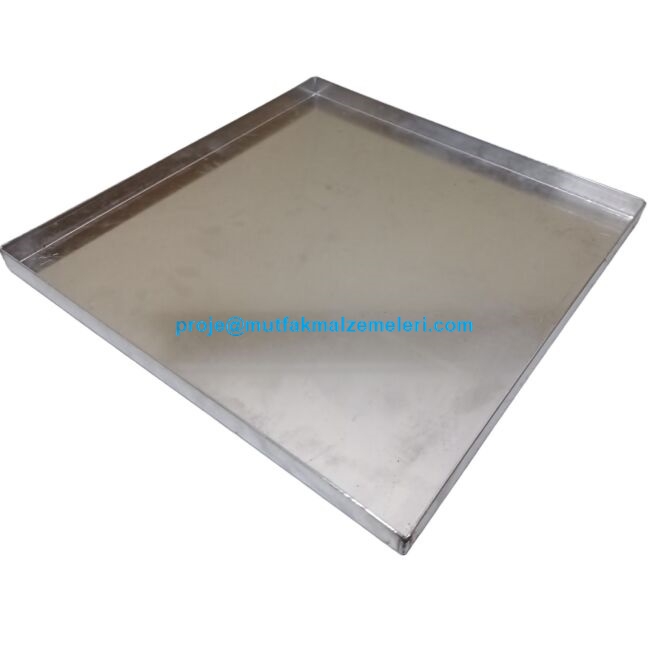 40x40 cm ölçülerinde 2 mm kalın alüminyum saçtan üretilen kaynaklı kare tepsi; fırın, pastane ve börekçiler için eşit ısı dağılımı sağlar. Baklava, börek ve yemek pişirmek için ideal, sızdırmaz ve son derece dayanıklı profesyonel mutfak tepsisidir.
